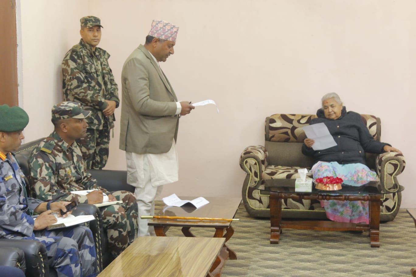 सोलुखुम्बुमा निर्वाचनको तयारी बुझ्न गएकी प्रधानमन्त्री कार्कीलाई सरकारी निकायको ब्रिफिङः 'अवस्था शान्त छ, मौसमले पनि साथ दिन्छ'